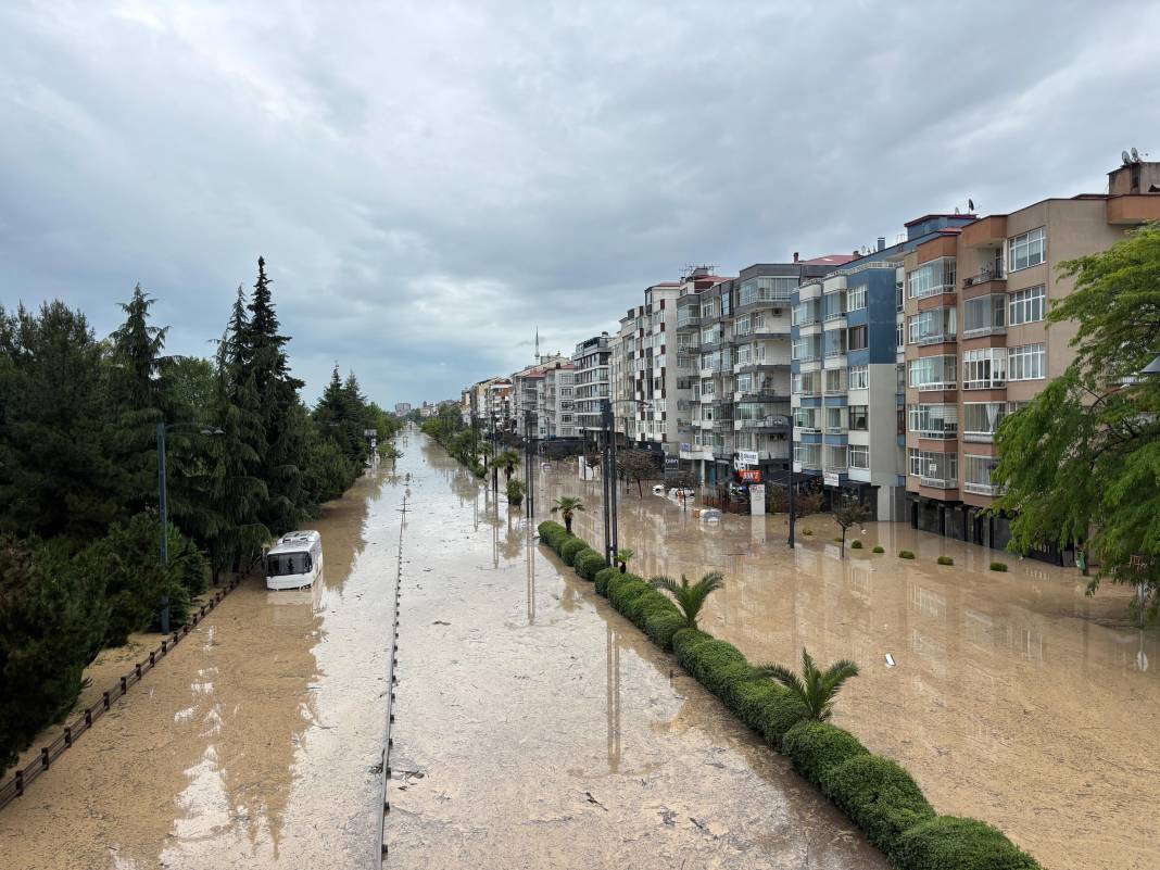 Sel suları Trabzon’u vurdu! Toklu deresi taştı, eski devlet sahil yolu Venedik’e döndü 29